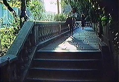 『セリーヌとジュリーは舟でゆく』 1974　約4分：欄干のある道、手前に下り階段　左下は川