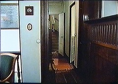 『セリーヌとジュリーは舟でゆく』 1974　約1時間12分：屋敷　二階の狭い通路　奥に上への湾曲階段