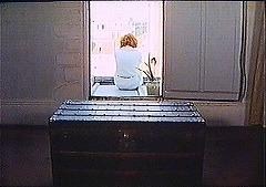 『セリーヌとジュリーは舟でゆく』 1974　約1時間20分：アパルトマン　手前に櫃　奥にバルコニー