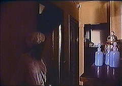 『セリーヌとジュリーは舟でゆく』 1974　約2時間59分：屋敷　二階の狭い通路　左奥に洗面室