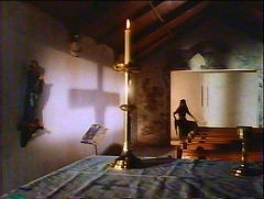 『キャプテン・クロノス　吸血鬼ハンター』 1974　約15分：教会＋十字の影