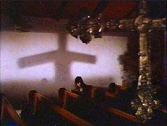 『キャプテン・クロノス　吸血鬼ハンター』 1974　約16分：教会＋腕を下ろす十字の影