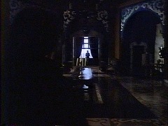 『キャプテン・クロノス　吸血鬼ハンター』 1974　約35分：館、広間