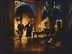 『キャプテン・クロノス　吸血鬼ハンター』 1974　約35分：館、広間　奥に階段