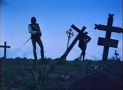 『キャプテン・クロノス　吸血鬼ハンター』 1974　約58分：墓場＋十字架を運ぶ教授