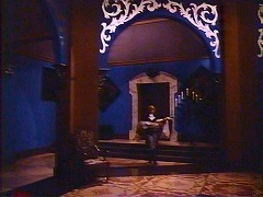 『キャプテン・クロノス　吸血鬼ハンター』 1974　約1時間9分：館、玄関