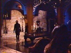 『キャプテン・クロノス　吸血鬼ハンター』 1974　約1時間11分：館、広間から階段へ