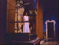 『キャプテン・クロノス　吸血鬼ハンター』 1974　約1時間15分：館、鳥籠越しに階段　右奥に玄関