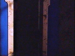 『キャプテン・クロノス　吸血鬼ハンター』 1974　約1時間16分：館、一階脇の扉口