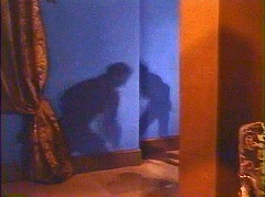 『キャプテン・クロノス　吸血鬼ハンター』 1974　約1時間20分：館、広間の一角＋二人の影