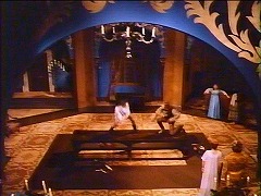 『キャプテン・クロノス　吸血鬼ハンター』 1974　約1時間21分：館、広間　高い位置から