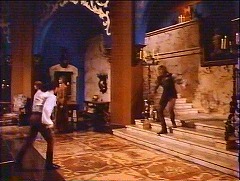『キャプテン・クロノス　吸血鬼ハンター』 1974　約1時間22分：館、階段