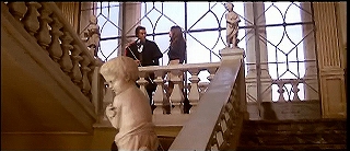 『悪魔の凌辱』 1974　約22分：主階段、踊り場