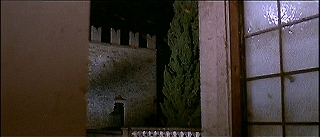 『悪魔の凌辱』 1974　約39分：窓越しに角塔