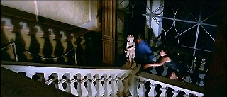 『悪魔の凌辱』 1974　約56分：主階段、上から＋欄干の大きな影