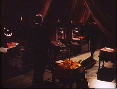 『Mr.バンピラ　眠れる棺の美女』 1974　約18分：城　寮風の寝室