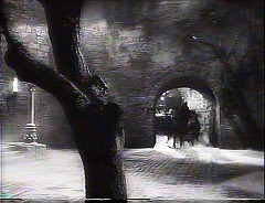 『ヤング･フランケンシュタイン』 1974　約19分：トンネルから、左に玄関