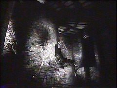 『ヤング･フランケンシュタイン』 1974　約27分：隠し扉の先の階段、下から