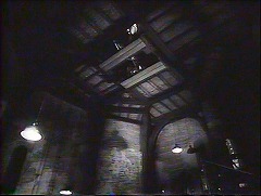 『ヤング･フランケンシュタイン』 1974　約44分：実験室　天井の開口部