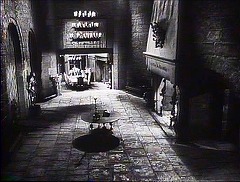 『ヤング･フランケンシュタイン』 1974　約51分：玄関広間　階段上から　奥に食堂、左に玄関