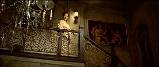 『幽霊屋敷の恐怖　血を吸う人形』 1970　約3分：玄関広間から吹抜歩廊＋ティツィアーノ《クピードーに目隠しをするウェヌス》