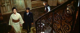 『幽霊屋敷の恐怖　血を吸う人形』 1970　約4分：玄関広間と階段、上から