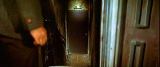 『幽霊屋敷の恐怖　血を吸う人形』 1970　約25分：一階廊下から半地下への階段