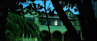 『幽霊屋敷の恐怖　血を吸う人形』 1970　約26分：館の側面(?)