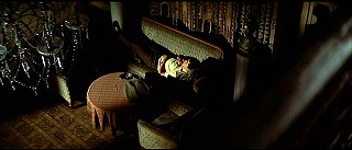 『幽霊屋敷の恐怖　血を吸う人形』 1970　約27分：玄関広間、吹抜歩廊から見下ろして右寄り