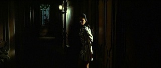 『幽霊屋敷の恐怖　血を吸う人形』 1970　約29分：二階廊下、手前が階段側