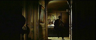 『幽霊屋敷の恐怖　血を吸う人形』 1970　約32分：二階廊下、奥が階段側
