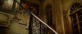 『幽霊屋敷の恐怖　血を吸う人形』 1970　約55分：階段、下から＋ティツィアーノ《クピードーに目隠しをするウェヌス》