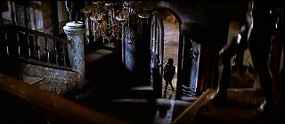 『呪いの館　血を吸う眼』 1971　約2分：玄関広間、吹抜歩廊から