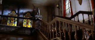 『呪いの館　血を吸う眼』 1971　約2分：階段から吹抜歩廊へ