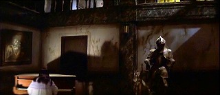 『呪いの館　血を吸う眼』 1971　約2分：吹抜歩廊の下＋鎧とピアノ