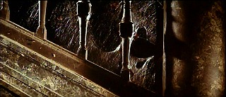 『呪いの館　血を吸う眼』 1971　約3分：階段の欄干