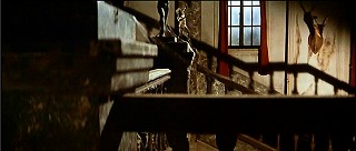 『呪いの館　血を吸う眼』 1971　約3分：階段、広間ないし吹抜歩廊の反対側から