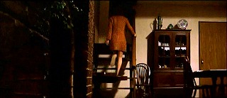 『呪いの館　血を吸う眼』 1971　約24分：姉妹の家　二階への階段