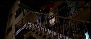 『呪いの館　血を吸う眼』 1971　約29分：病院の非常階段、下から