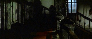 『呪いの館　血を吸う眼』 1971　約1時間11分：館　階段から吹抜歩廊へ
