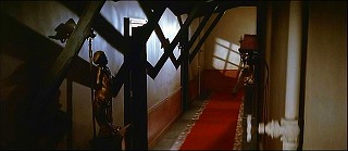 『血を吸う薔薇』 1974　約12分：学長邸、二階廊下を曲がった先＋斜め格子の影