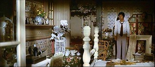 『血を吸う薔薇』 1974　約12分：学長邸、二階廊下を曲がった先の部屋＋左寄りに白薔薇を活けた花瓶
