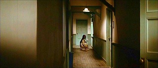 『血を吸う薔薇』 1974　約25分：寮　二階廊下　奥右が三人娘の部屋、奥左に階段