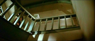 『血を吸う薔薇』 1974　約46分：寮　一階と二階の間の階段、下から