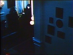 『今宵かぎりは…』 1972　約17分：奥に通用口(?)、手前に右上がりの階段　上から