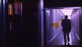 『デ　ジャ　ヴュ』 1987　約3分：TV局　左にエレヴェイター、右に廊下