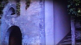 『デ　ジャ　ヴュ』 1987　約28分：城　玄関先　扉と上への階段