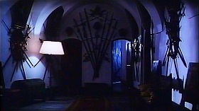 『デ　ジャ　ヴュ』 1987　約1時間1分：城　二階(?)廊下　奥右から塔への階段