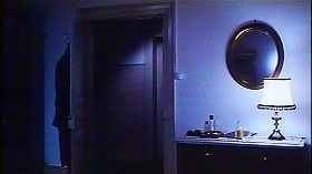 『デ　ジャ　ヴュ』 1987　約1時間26分：ホテルの部屋の扉口　壁に丸鏡
