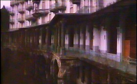 『季節のはざまで』 1992　約8分：ホテル　土台部分と一階